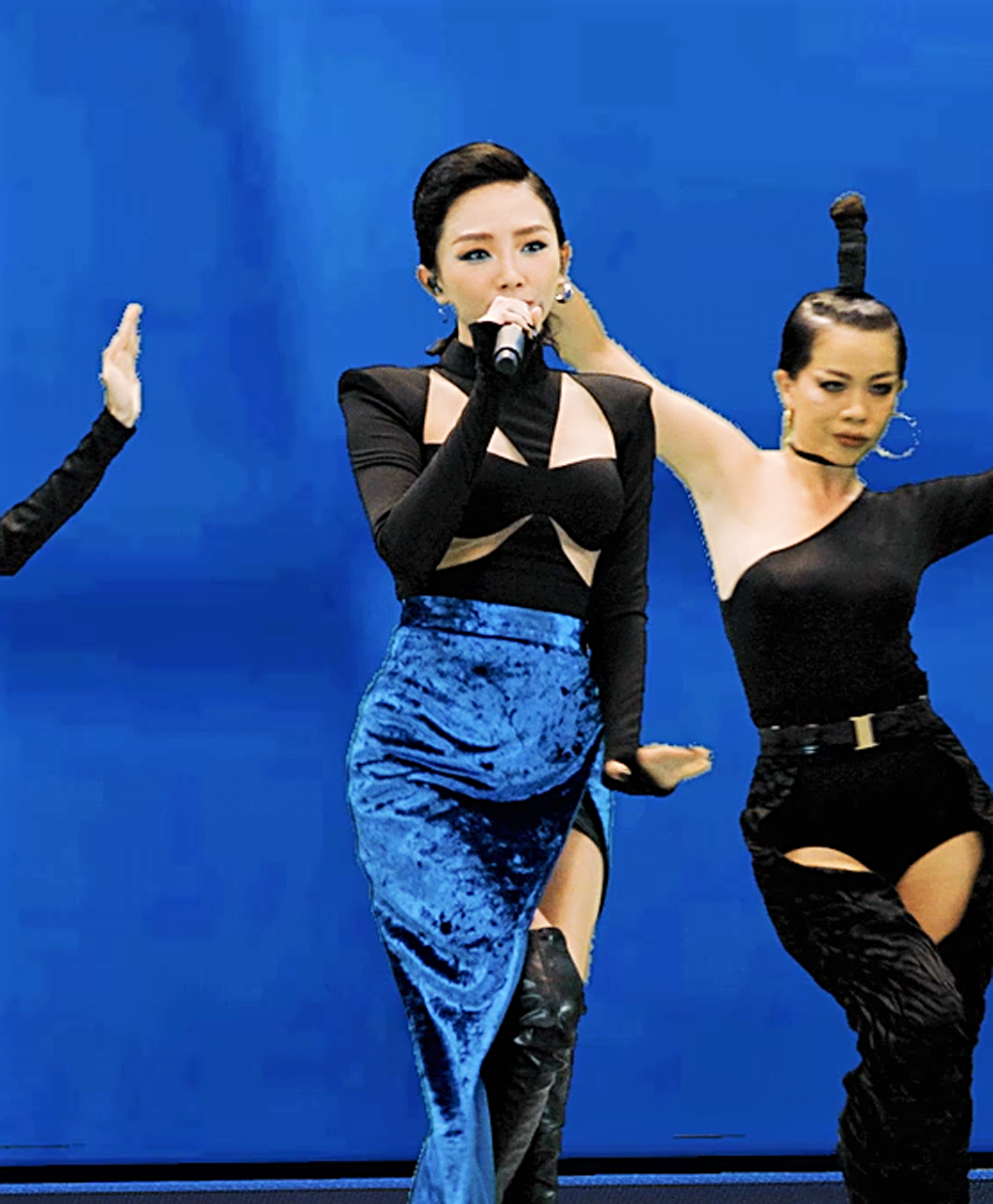Tóc Tiên xuất hiện và trình diễn cực sung bản mashup Phút Giây Tuyệt Vời và Ngày Mai, Không Ai Hơn Em Đâu Anh, Walk Away. Cô gửi lời chúc đến với người hâm mộ, mong mọi người luôn giữ tinh thần 