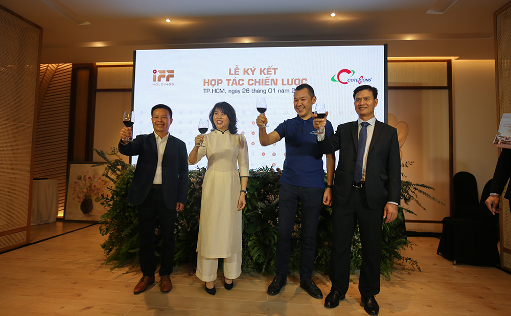 Ông Nguyễn Hoàng Sơn - Phó tổng giám đốc IFF Holdings, cà Nguyễn Thị Mai - Chủ tịch IFF Holdings, ông Bolat Duisenov - Chủ tịch HĐQT Coteccons và Ông Phạm Quân Lực - Phó tổng giám đốc Coteccons nâng ly chúc mừng lễ ký kết
