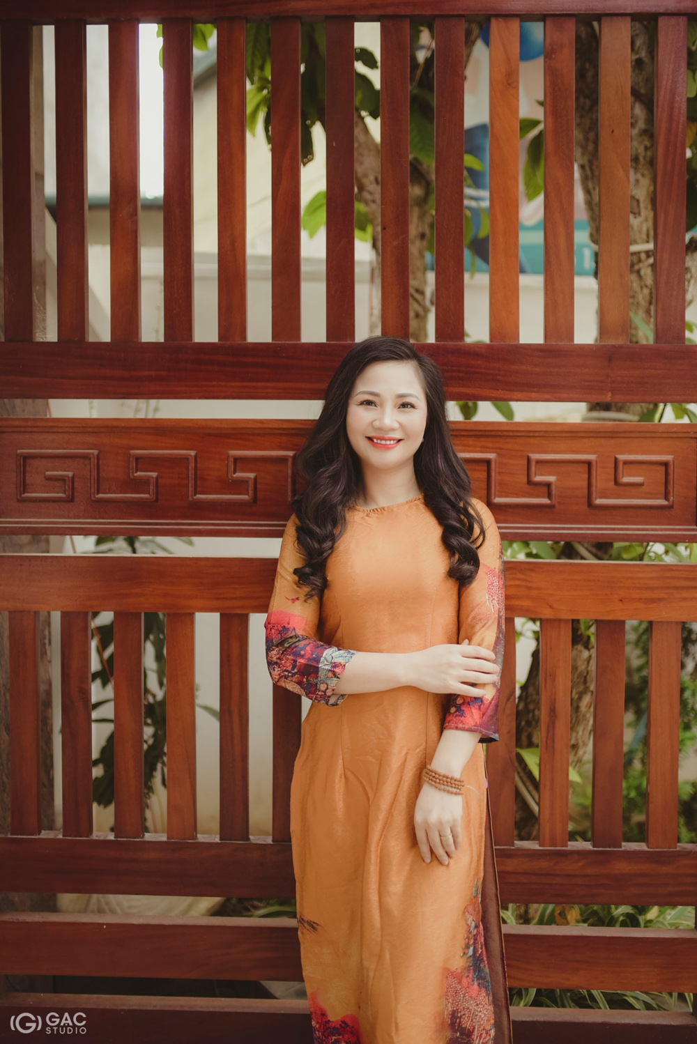10-	Vũ Linh Huệ, Câu lạc bộ yoga Shakti Vũ Huệ , TP.Sơn La - Trọng tài Yoga Quốc Gia:   Tại khu vực của trái tim có luân xa số 4. Đó chính là luân xa của từ bi, yêu thương và tha thứ. Theo nguyên lý cơ học, khi tập các bài mở rộng lồng ngực thì sẽ tác động đến luân xa này. Thế nhưng, yoga cũng như cuộc sống, chẳng cần phải chờ đến bài tập mở ngực, mở vai để kích hoạt luân xa. Điều đơn giản nhất chính là hãy yêu thương mỗi ngày, từ bỏ các chấp niệm cũng dễ hiểu như ngay trong bài tập của mình, hãy luôn thả lỏng lồng ngực, thả lỏng tư duy