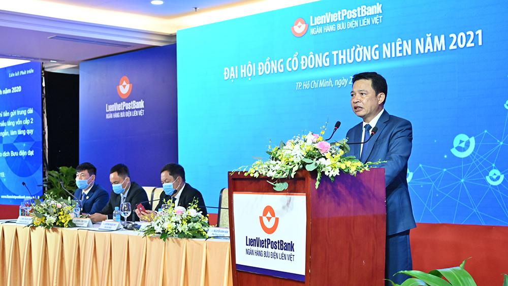 Ông Phạm Doãn Sơn, Phó chủ tịch thường trực HĐQT - Tổng giám đốc LienVietPostBank đọc tờ trình tại đại hội 