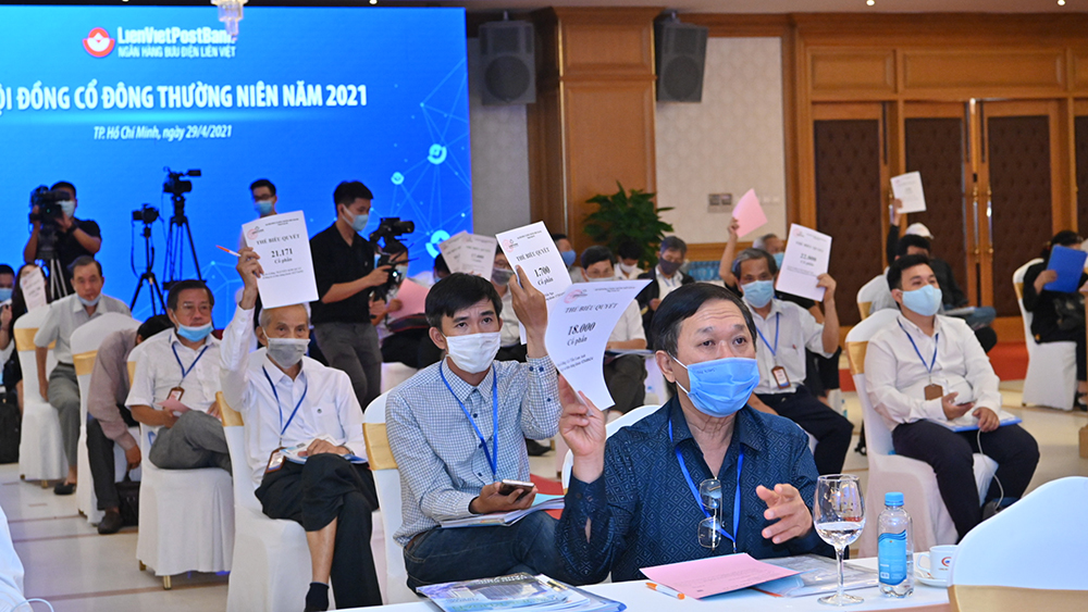 Các cổ đông biểu quyết tại đại hội 