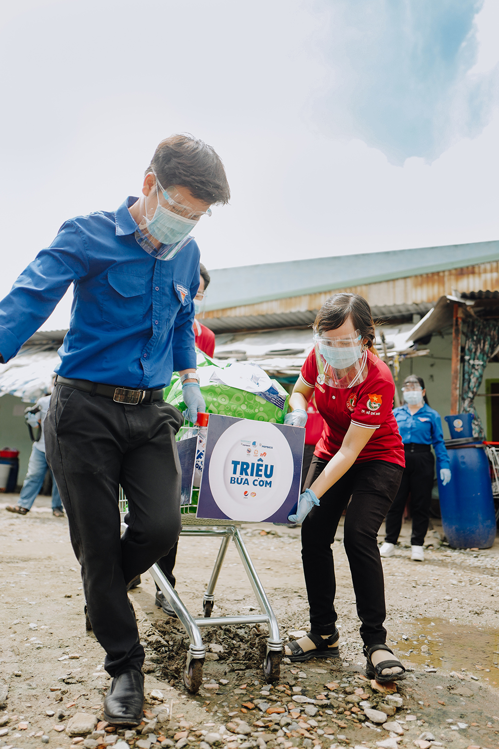 “Với thông điệp “Trao bữa cơm - Trao niềm tin”, Ban Tổ chức Chương trình kêu gọi các tổ chức, cá nhân tiếp tục đồng hành, ủng hộ chương trình để các “bữa cơm” tiếp tục đến với người dân bị ảnh hưởng bởi dịch Covid-19, với niềm tin chúng ta sẽ cùng nhau đồng lòng sớm vượt qua đại dịch”