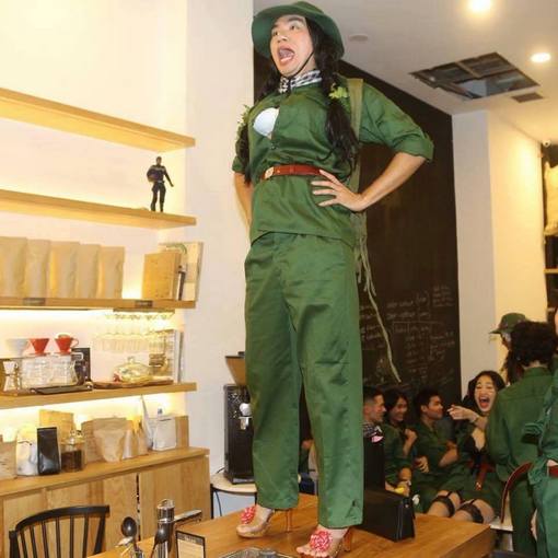 Sốc Với Giám Khảo, Người Mẫu 'Next Top Model' Mặc Đồ Bộ Đội Hóa Trang Gây  Náo Loạn