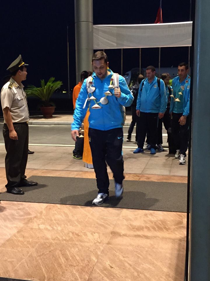 [CHÙM ẢNH]: CĐV đội mưa đón Man City đến Việt Nam - ảnh 10