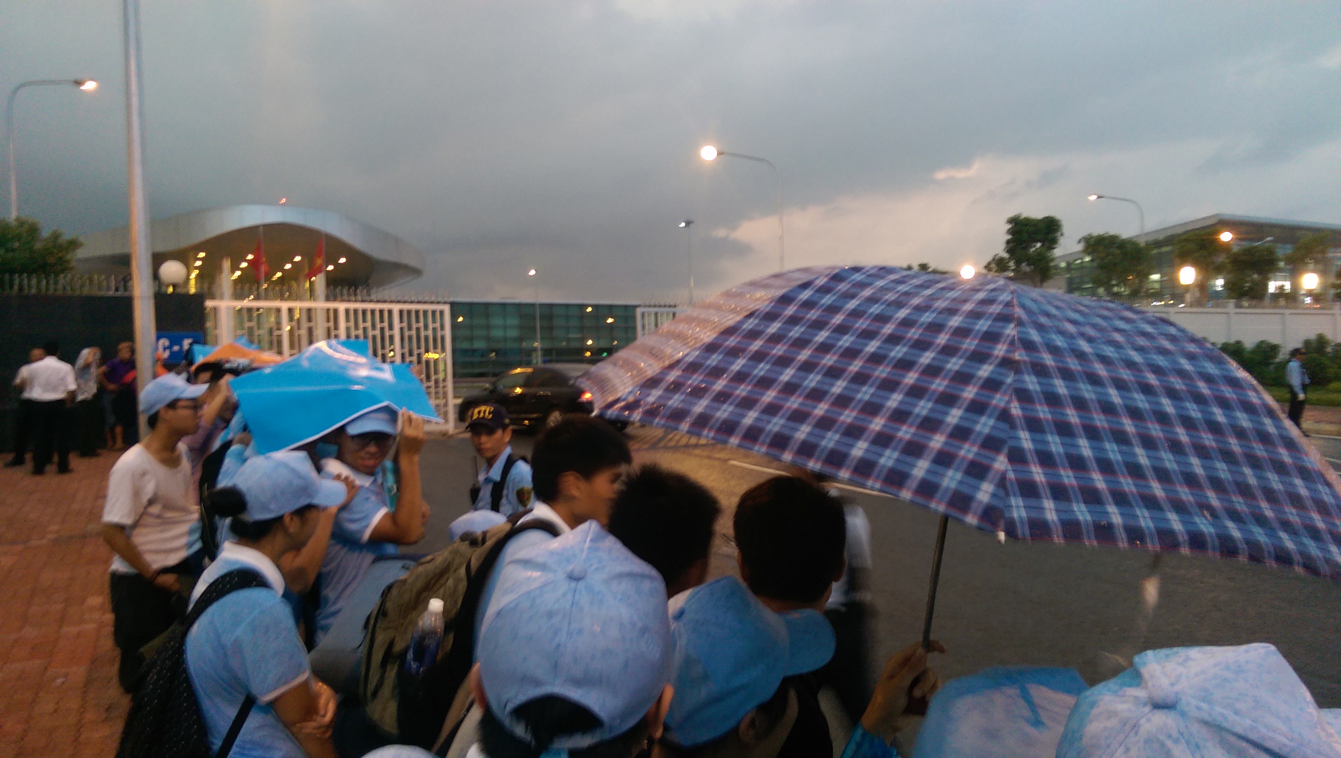 [CHÙM ẢNH]: CĐV đội mưa đón Man City đến Việt Nam - ảnh 6