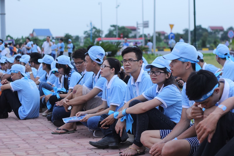 [CHÙM ẢNH]: CĐV đội mưa đón Man City đến Việt Nam - ảnh 4