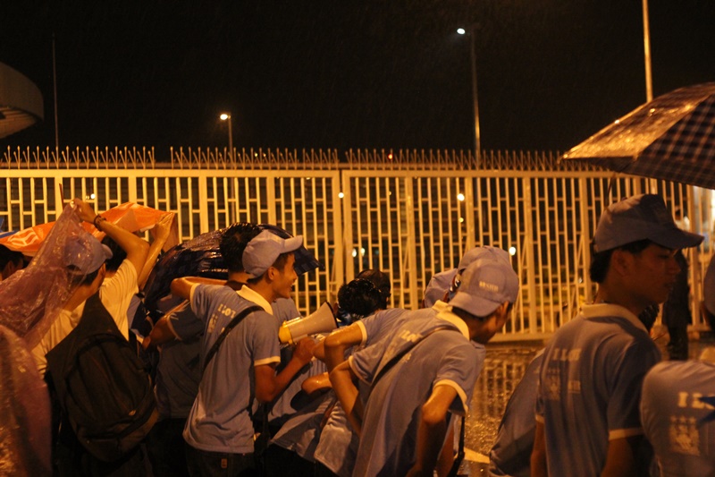 [CHÙM ẢNH]: CĐV đội mưa đón Man City đến Việt Nam - ảnh 22
