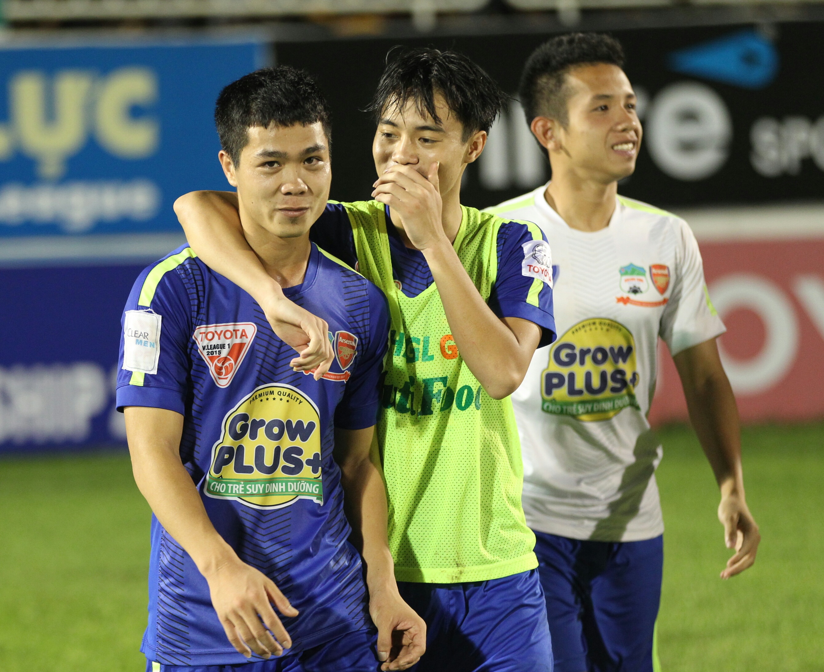 Công Phượng là một trong những tài năng trẻ nổi bật của bóng đá Việt Nam. Với tốc độ và nhịp độ cao, cầu thủ này luôn khiến người hâm mộ mê mẩn và hào hứng trước mỗi trận đấu. Hình ảnh của Công Phượng sẽ làm say mê bất kỳ ai yêu thích bóng đá và những kỹ năng đẳng cấp.