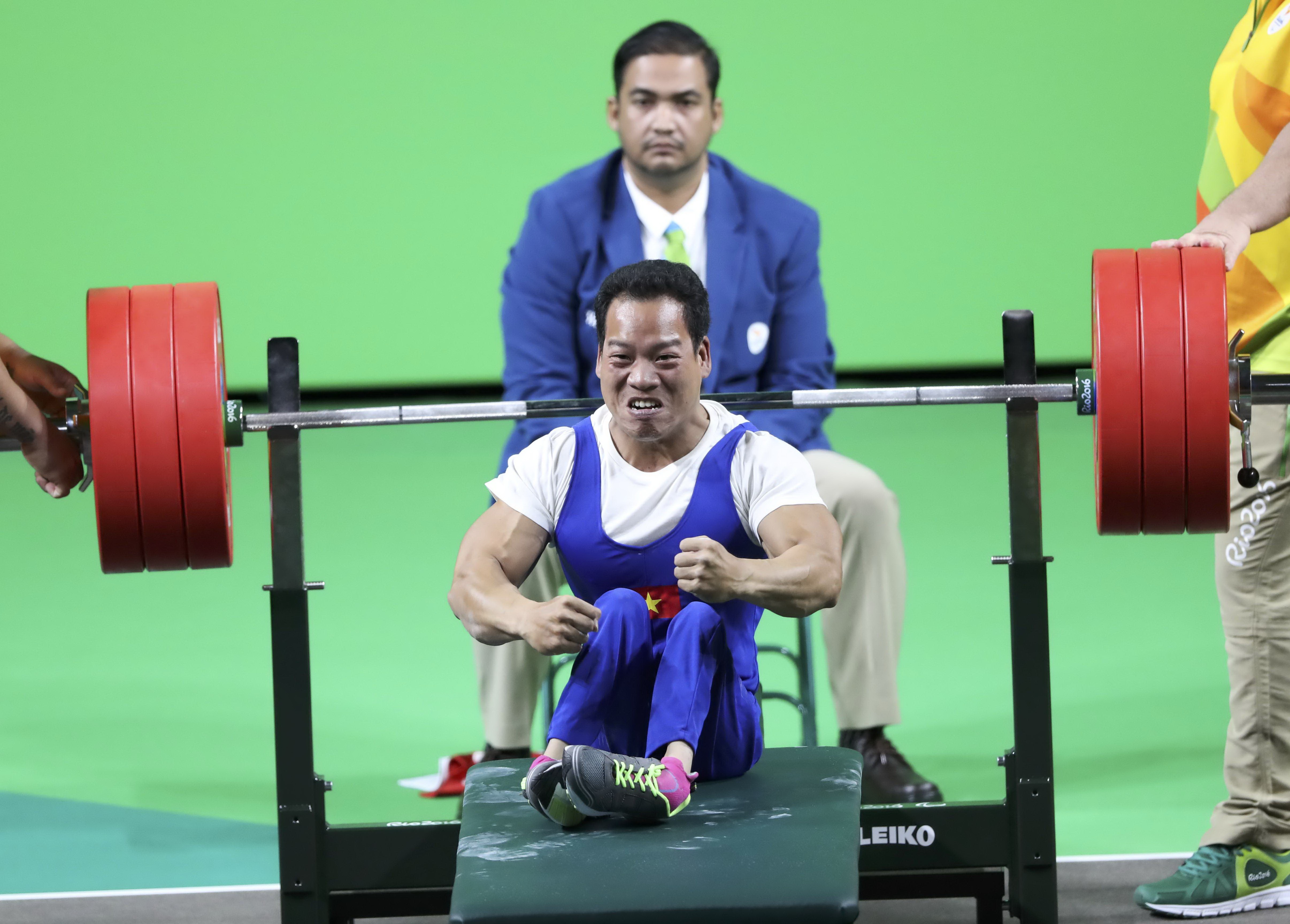 Vợ nhà vô địch cử tạ Paralympic Lê Văn Công 'Tôi vui rớt nước mắt'