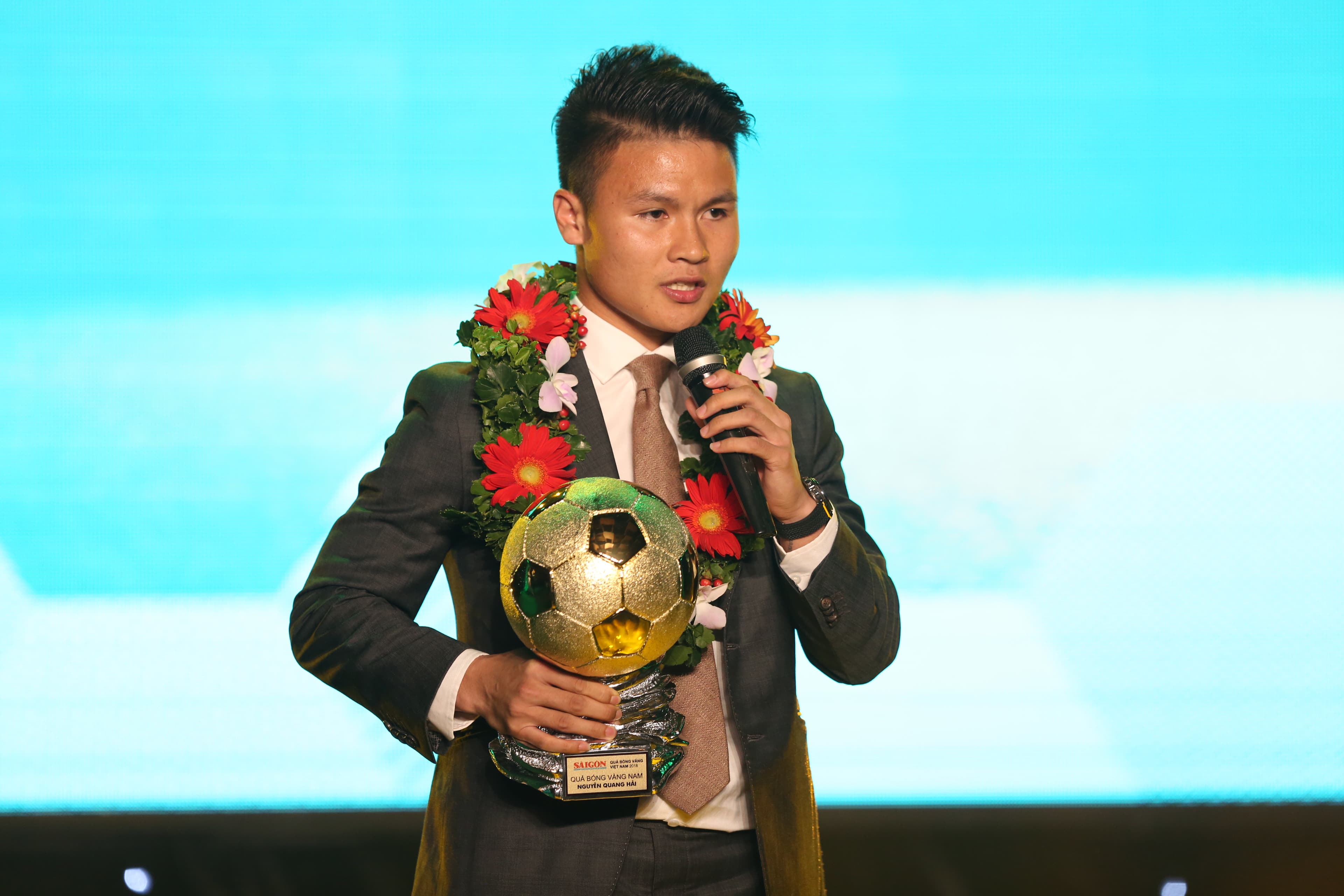 Quang Hải là nhà vô địch Quả bóng vàng năm 2018, đánh bại những đối thủ nặng ký để giành chiến thắng. Xem hình ảnh của anh để tưởng nhớ khoảnh khắc đó và chúc mừng anh!