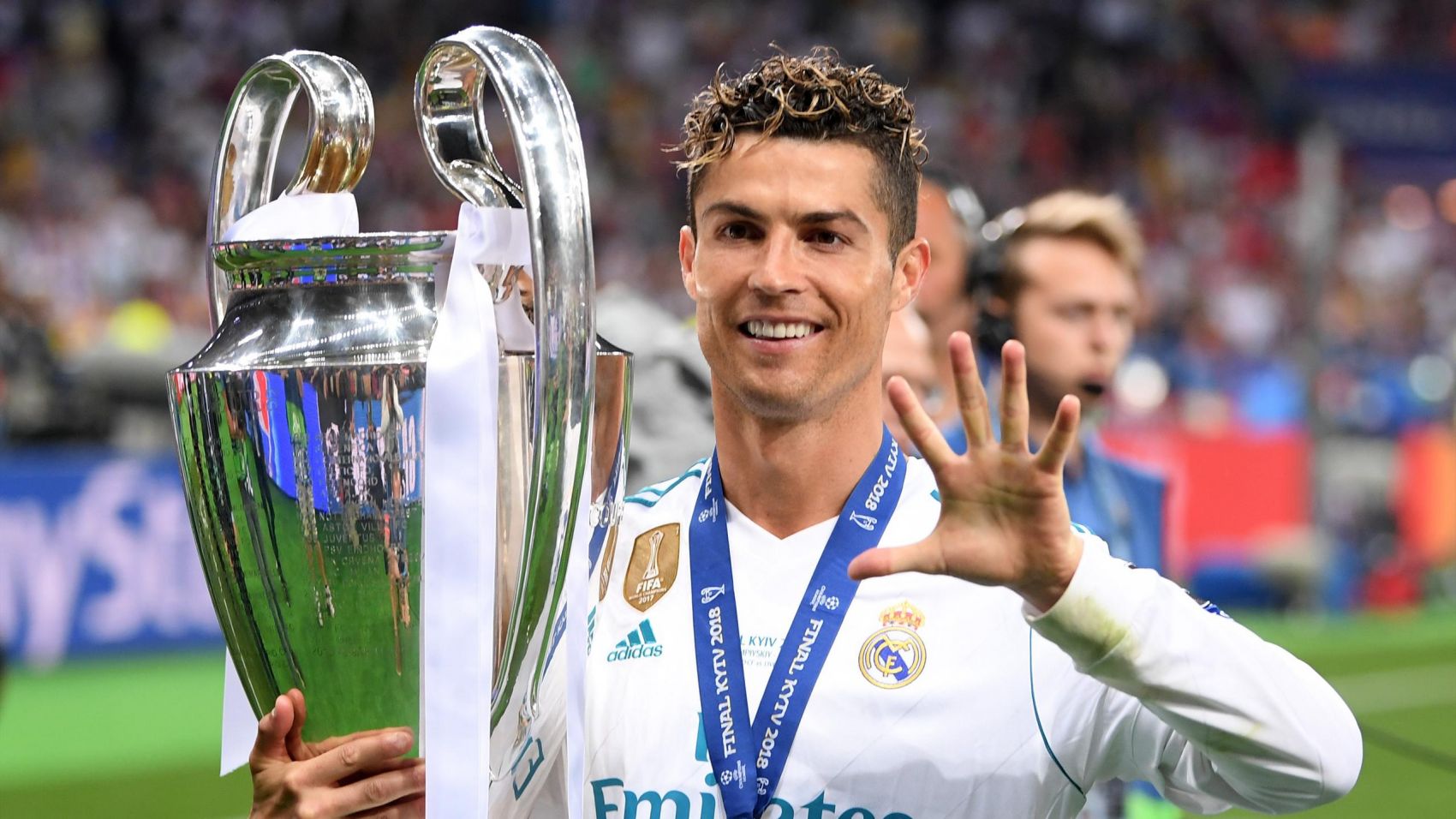 M.U và Cristiano Ronaldo là hai cái tên đã trở thành huyền thoại của bóng đá thế giới. Hình ảnh của họ khiến người hâm mộ vô cùng phấn khích vì đã ngự trị được một thời đại bóng đá.