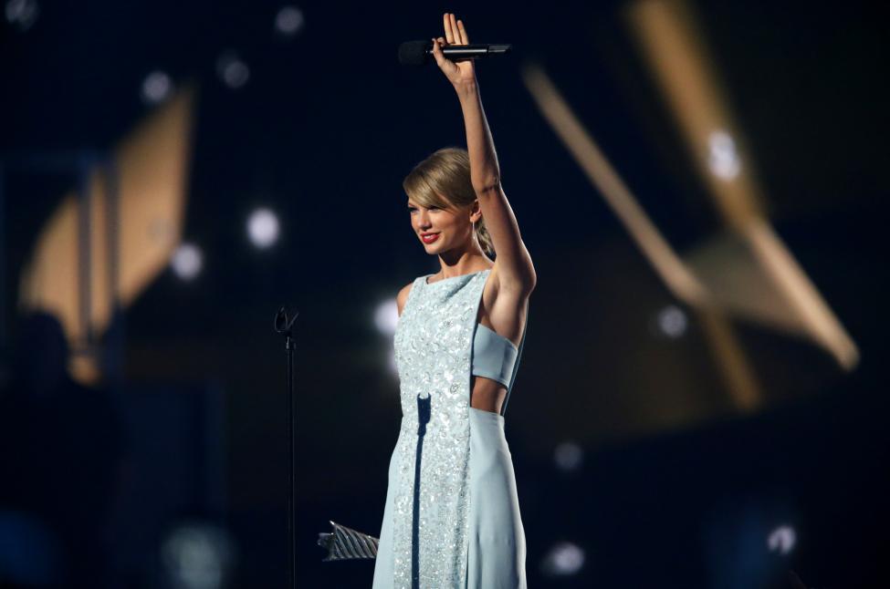 Taylor Swift nghẹn ngào khi được mẹ trao giải âm nhạc - ảnh 3