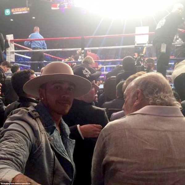 Beyonce diện áo 'khoe ngực' xem trận boxing thế kỷ - ảnh 16