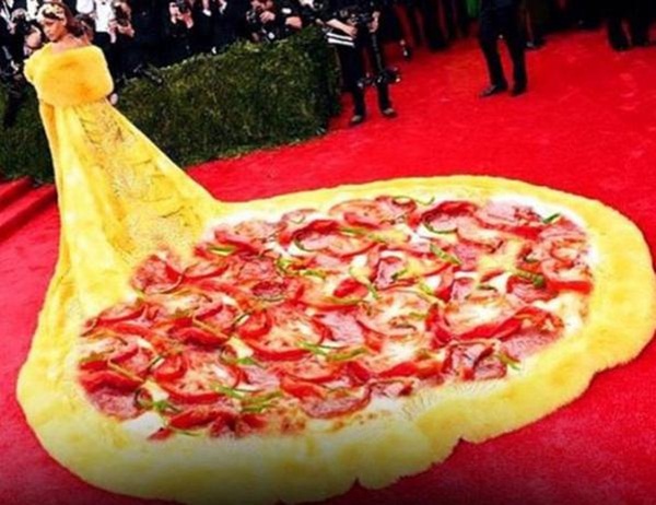 Rihanna, Sarah Jessica Parker bị chế ảnh tưng bừng vì chơi trội ở Met Gala  - ảnh 11