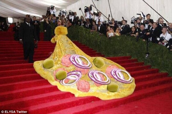 Rihanna, Sarah Jessica Parker bị chế ảnh tưng bừng vì chơi trội ở Met Gala  - ảnh 12