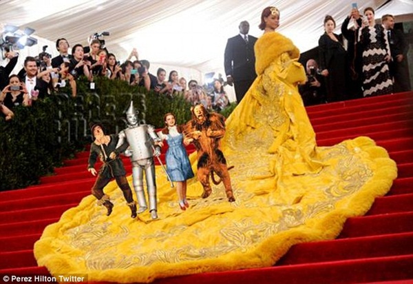 Rihanna, Sarah Jessica Parker bị chế ảnh tưng bừng vì chơi trội ở Met Gala  - ảnh 14