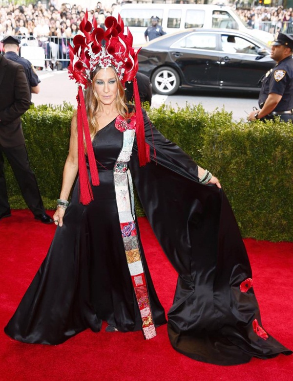 Rihanna 'cướp' thảm đỏ Met Gala - ảnh 4