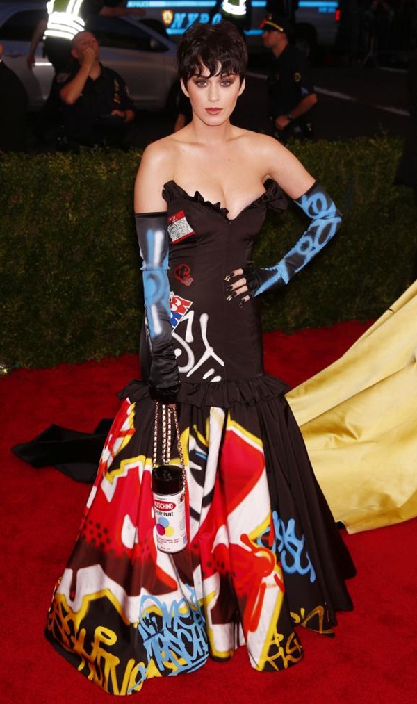 Rihanna 'cướp' thảm đỏ Met Gala - ảnh 50