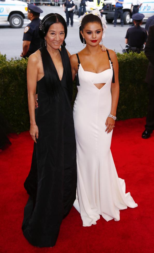 Rihanna 'cướp' thảm đỏ Met Gala - ảnh 46