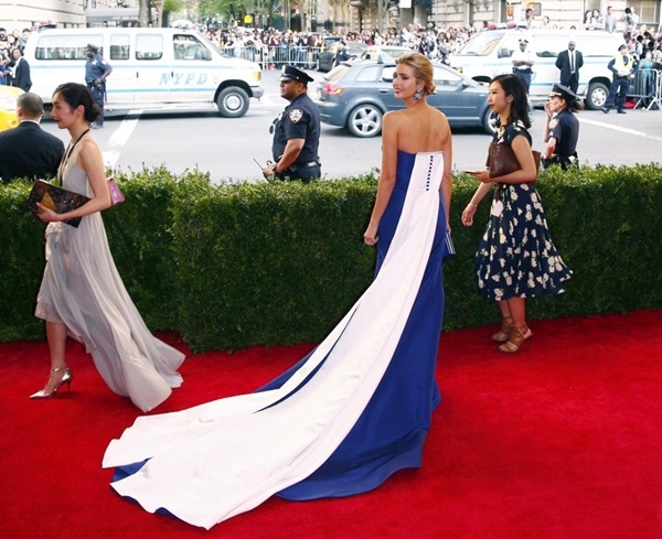 Rihanna 'cướp' thảm đỏ Met Gala - ảnh 57