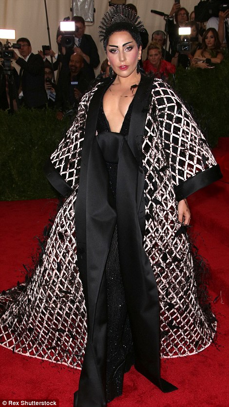 Rihanna 'cướp' thảm đỏ Met Gala - ảnh 34