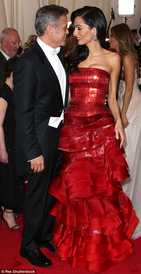 Rihanna 'cướp' thảm đỏ Met Gala - ảnh 26