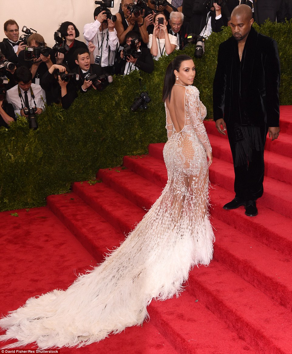 Rihanna 'cướp' thảm đỏ Met Gala - ảnh 6