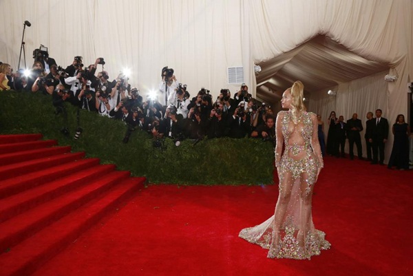 Rihanna 'cướp' thảm đỏ Met Gala - ảnh 8
