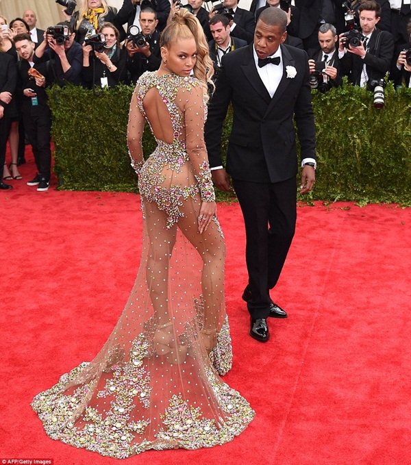 Rihanna 'cướp' thảm đỏ Met Gala - ảnh 7