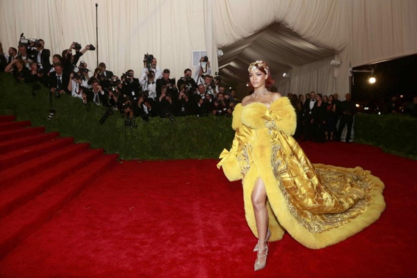 Rihanna 'cướp' thảm đỏ Met Gala - ảnh 17