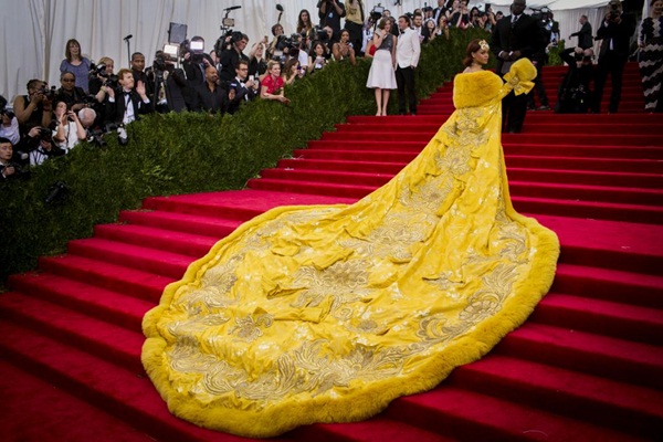 Rihanna 'cướp' thảm đỏ Met Gala  - ảnh 1