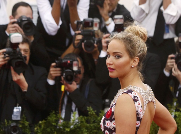 Rihanna 'cướp' thảm đỏ Met Gala - ảnh 23