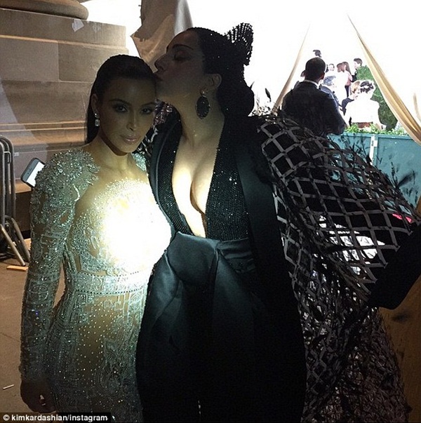 Những ảnh 'tự sướng' nóng nhất của Kim Kardashian - ảnh 8