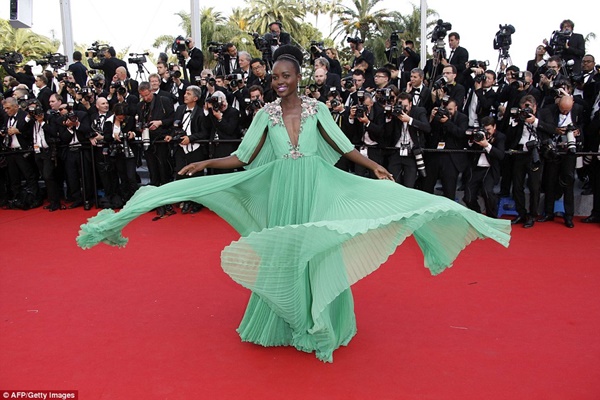 Mỹ nhân thế giới làm nóng LHP Cannes 2015 - ảnh 12