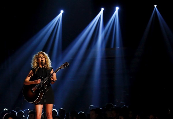 Taylor Swift mỏi tay nhận 8 giải Billboard Music Awards 2015 - ảnh 21