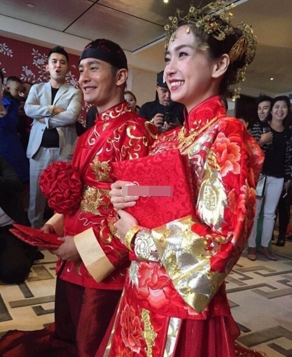 Được biết đến là đám cưới thế kỉ, sự kiện cưới của Huỳnh Hiểu Minh và Angelababy đã gây xôn xao dư luận và được đông đảo người hâm mộ quan tâm tới. Bộ ảnh cưới được ghi lại trong không gian cổ điển, lộng lẫy và kiêu sa, trở thành một trong những bộ ảnh cưới đình đám nhất trong lịch sử.