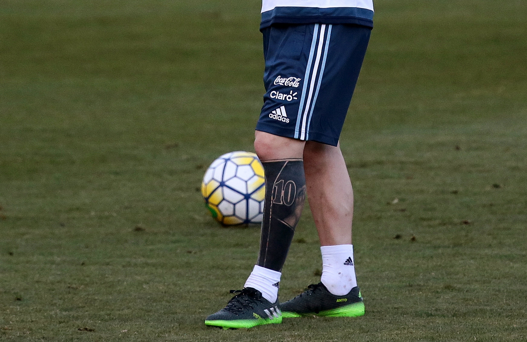 Messi gia nhập CLB cầu thủ nghiện hình xăm
