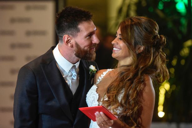 Đám cưới của Messi và bạn gái tại một dinh thự đẳng cấp được xem là đám cưới của thế kỷ. Đừng bỏ lỡ cơ hội ngắm nhìn bức ảnh đẹp như mơ của cặp đôi này, chắc chắn sẽ khiến bạn trầm trồ và ngưỡng mộ.