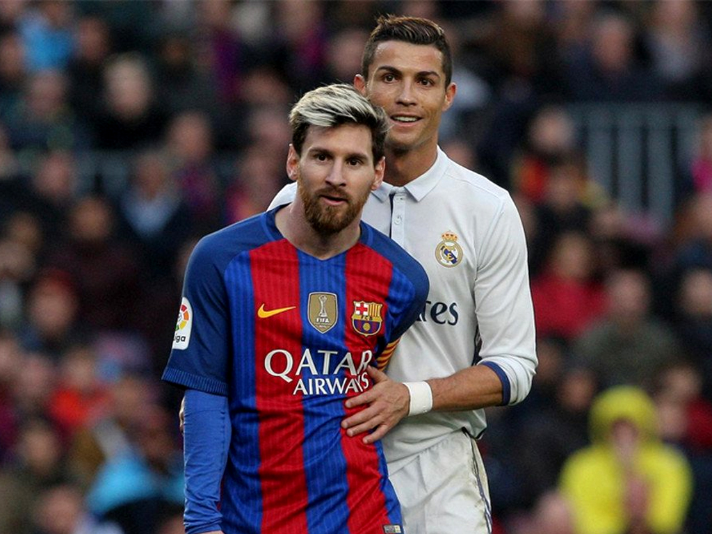 Chiêm ngưỡng hình ảnh độc đáo và lãng mạn về hai ngôi sao bóng đá hàng đầu thế giới Lionel Messi và Cristiano Ronaldo hôn nhau. Đây chắc chắn là điều khiến fan hâm mộ háo hức chờ đón.