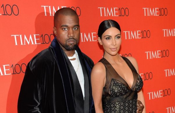 Kanye West và Kim Kardashian giàu nứt vách vẫn ngồi máy bay hạng phổ thông - ảnh 2
