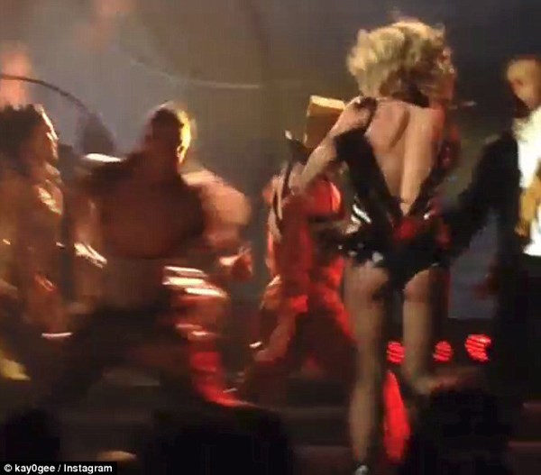 Britney Spears té ngã trên sân khấu - ảnh 4