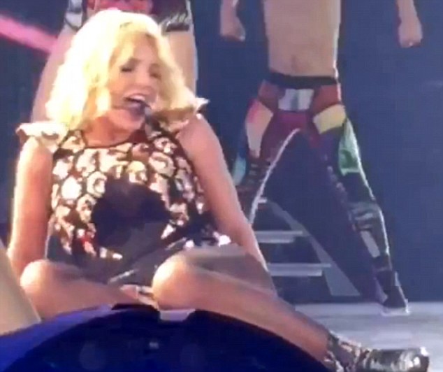 Britney Spears té ngã trên sân khấu - ảnh 2