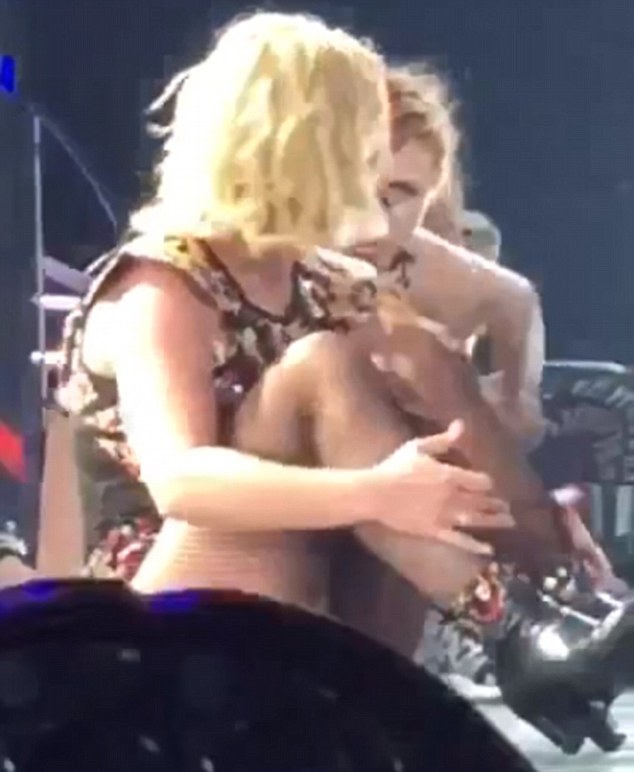 Britney Spears té ngã trên sân khấu - ảnh 3