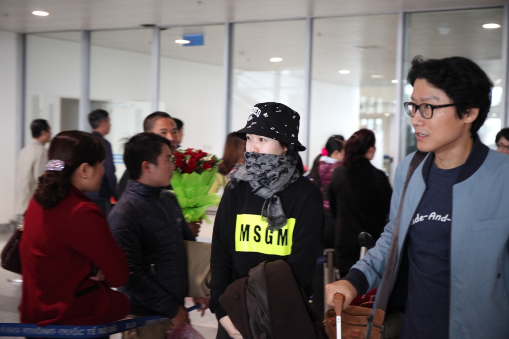 'Nữ hoàng phòng vé' xứ Hàn dùng khăn che kín mặt khi sang Việt Nam - ảnh 2