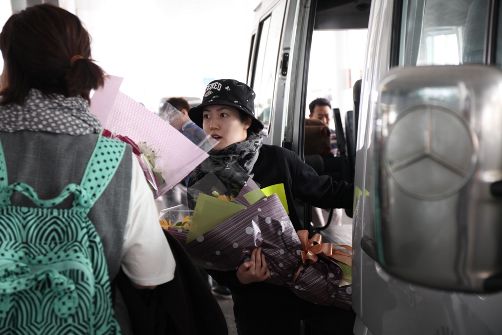 'Nữ hoàng phòng vé' xứ Hàn dùng khăn che kín mặt khi sang Việt Nam - ảnh 7