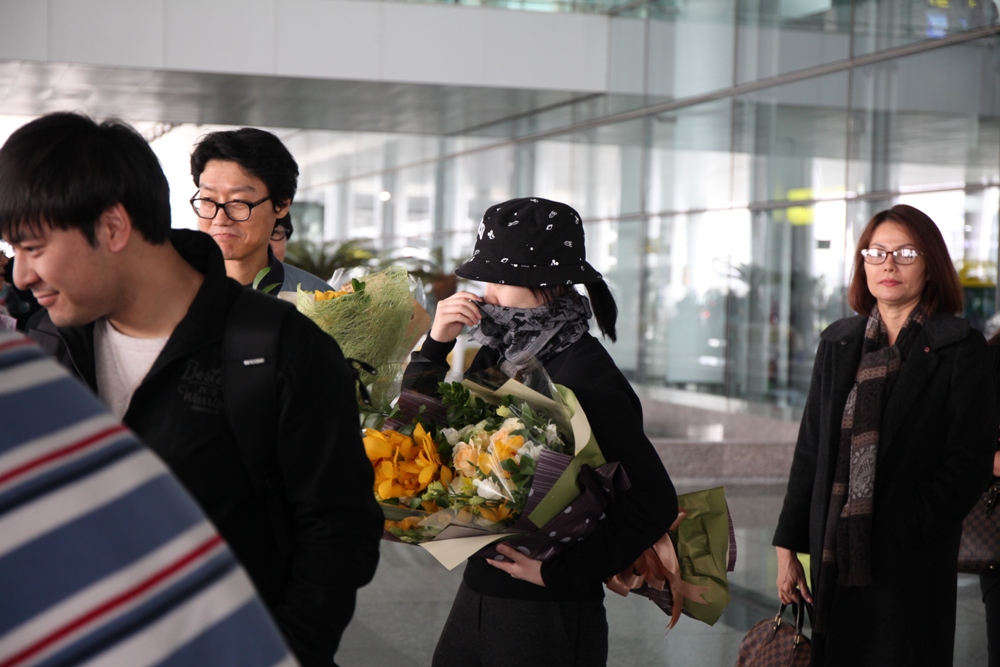 'Nữ hoàng phòng vé' xứ Hàn dùng khăn che kín mặt khi sang Việt Nam - ảnh 6