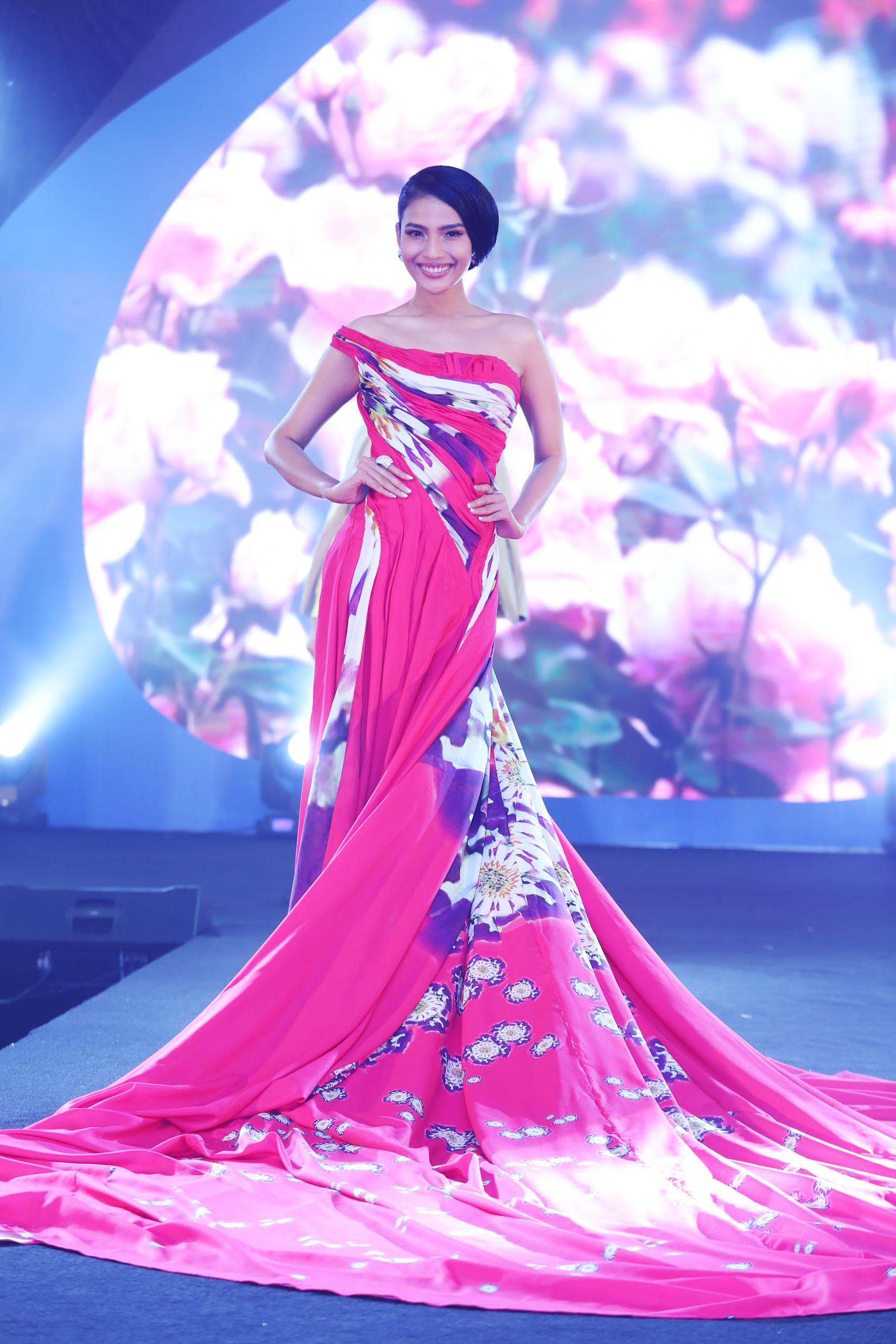 'Mỹ nhân ăn chay' Trương Thị May catwalk điêu luyện trong vai trò vedette - ảnh 2