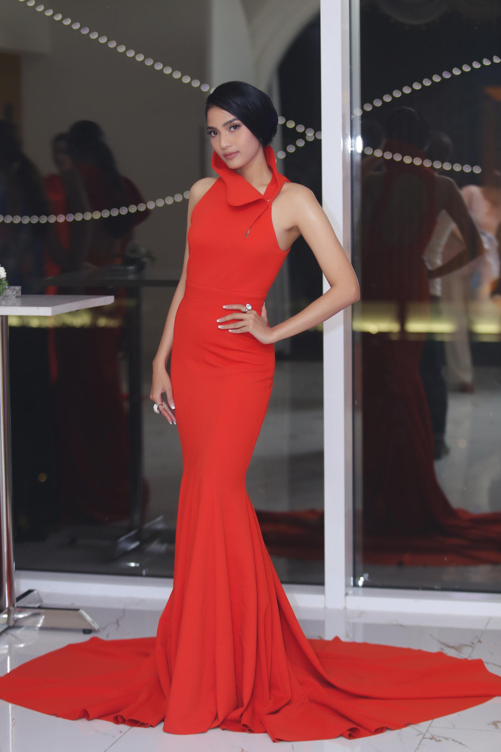 'Mỹ nhân ăn chay' Trương Thị May catwalk điêu luyện trong vai trò vedette - ảnh 9