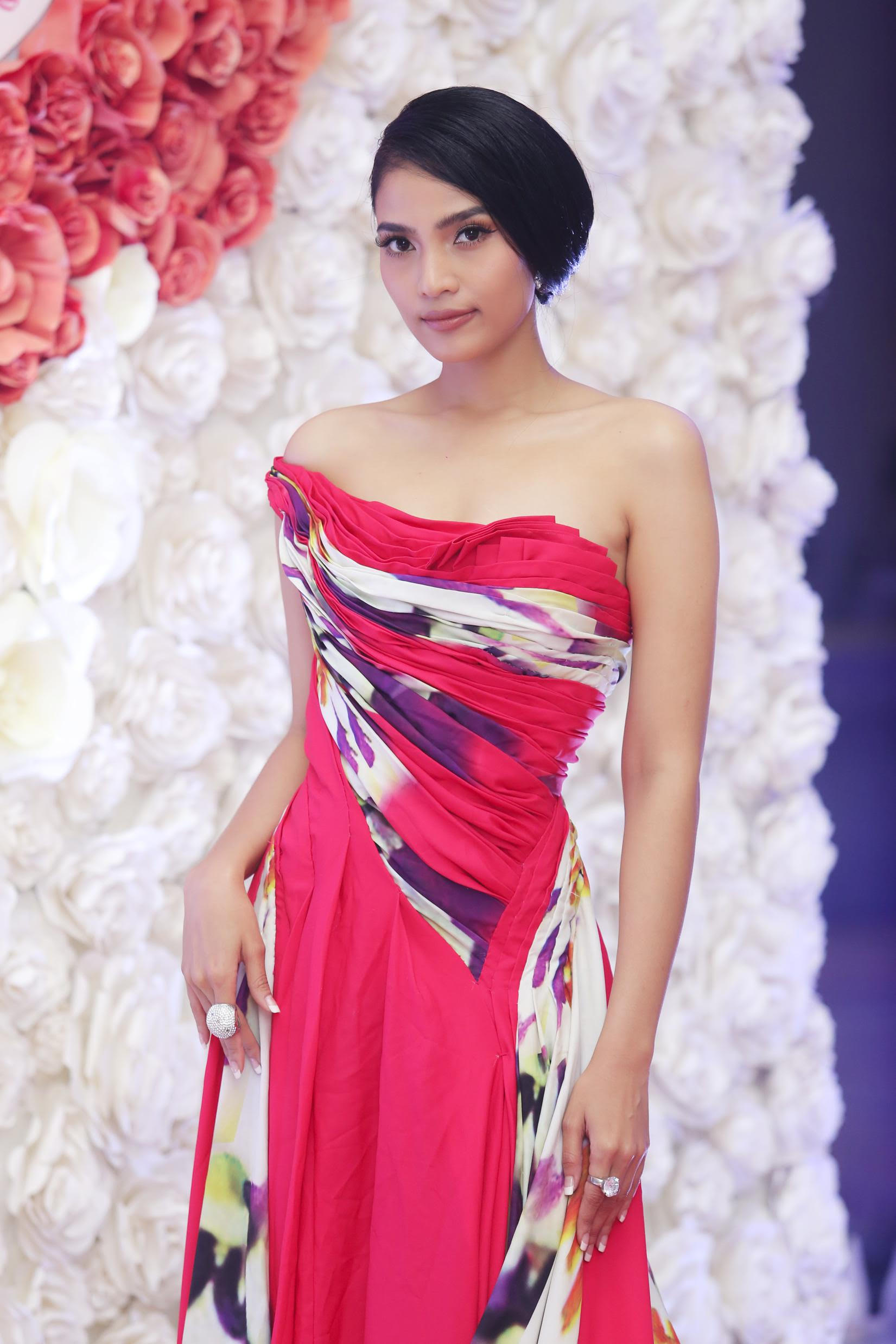 'Mỹ nhân ăn chay' Trương Thị May catwalk điêu luyện trong vai trò vedette - ảnh 8