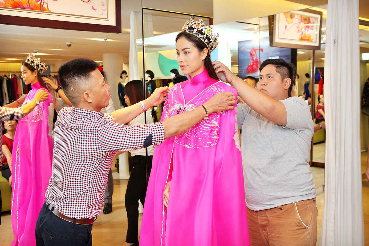 Phạm Hương - Lan Khuê làm vedette show thời trang - ảnh 3